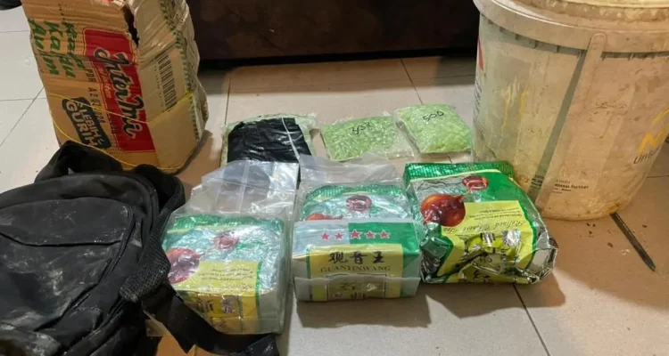Barang Bukti 1.800 butir pil diduga ekstasi dengan berat netto mencapai sekitar 1.067,61 gram dan narkotika jenis sabu dengan berat netto sekitar 2.872,45 gram