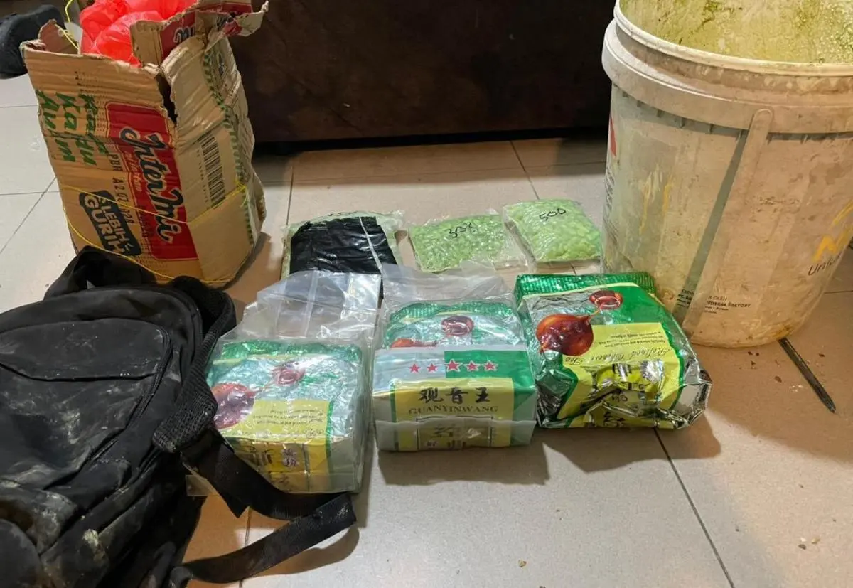 Barang Bukti 1.800 butir pil diduga ekstasi dengan berat netto mencapai sekitar 1.067,61 gram dan narkotika jenis sabu dengan berat netto sekitar 2.872,45 gram