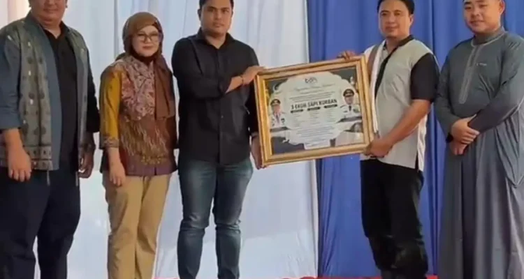 Melalui TJSL, PT Tirta Sriwijaya Maju (Perseroda) bagikan daging kurban kepada masyarakat sekitar