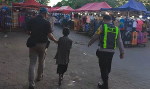 Polsek Ilir Timur I Polrestabes Palembang saat mengamankan salah satu anak dibawah umur untuk didata