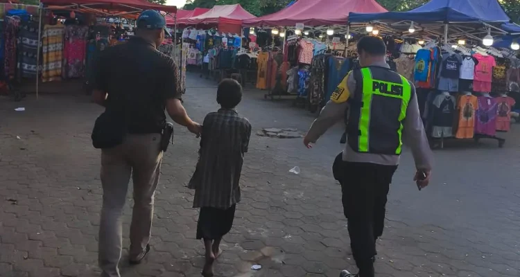 Polsek Ilir Timur I Polrestabes Palembang saat mengamankan salah satu anak dibawah umur untuk didata