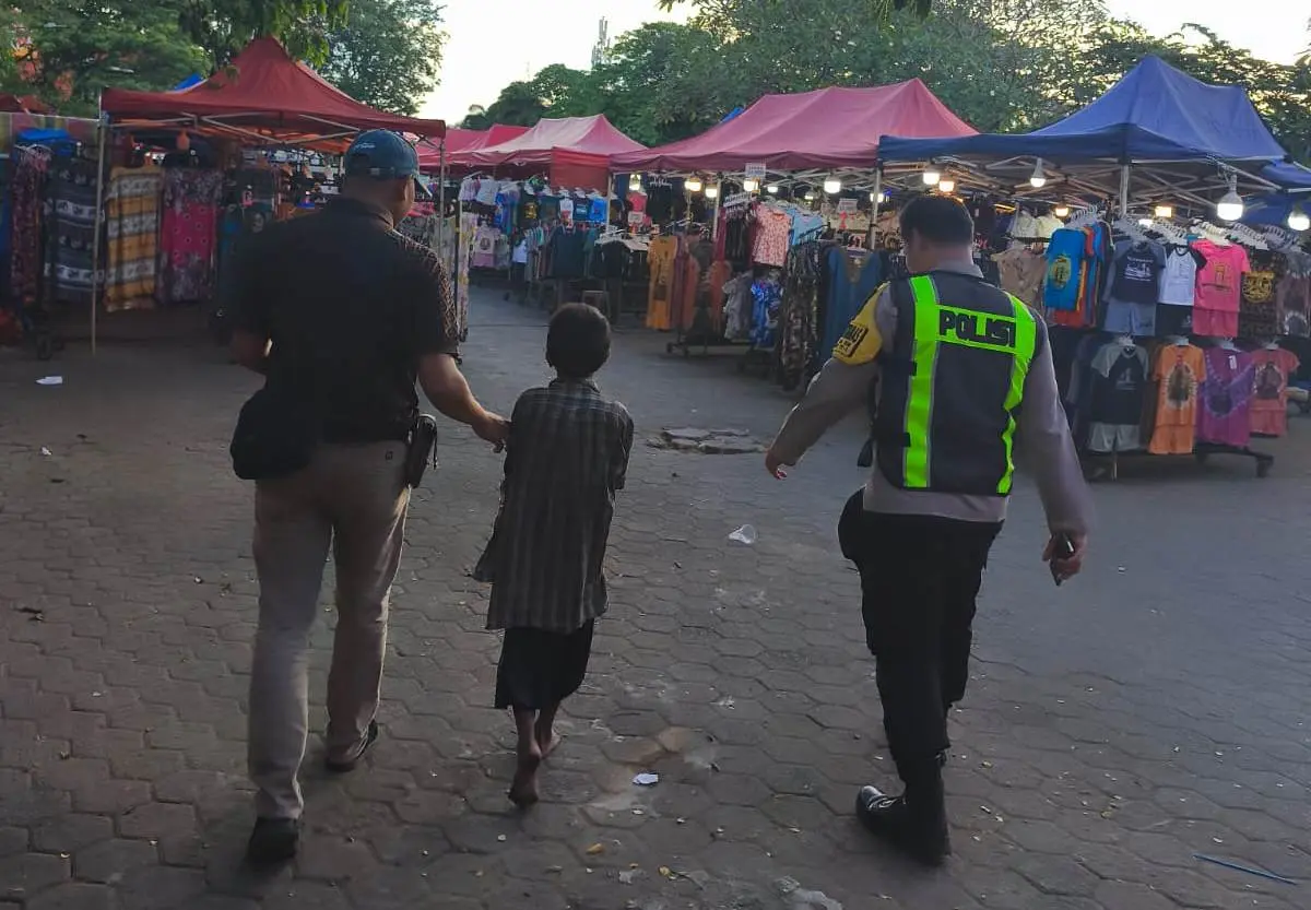 Polsek Ilir Timur I Polrestabes Palembang saat mengamankan salah satu anak dibawah umur untuk didata
