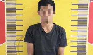 Salah satu tersangka peredaran narkotika jenis sabu melalui operasi undercover buy saat diamankan subdit II Ditresnarkoba Polda Sumsel