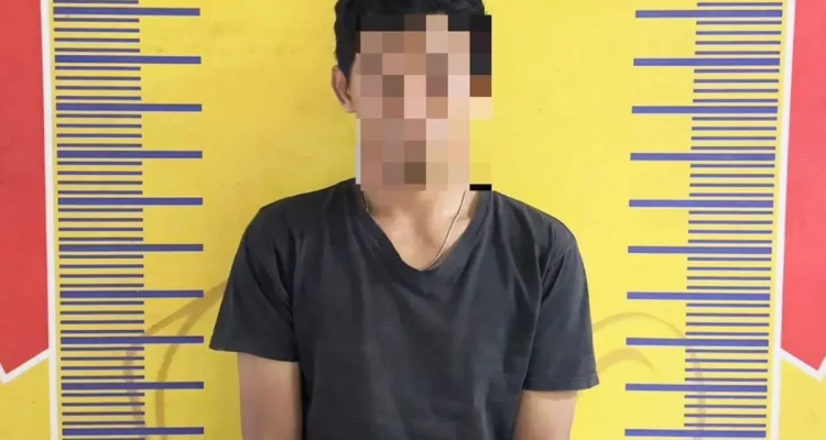 Salah satu tersangka peredaran narkotika jenis sabu melalui operasi undercover buy saat diamankan subdit II Ditresnarkoba Polda Sumsel