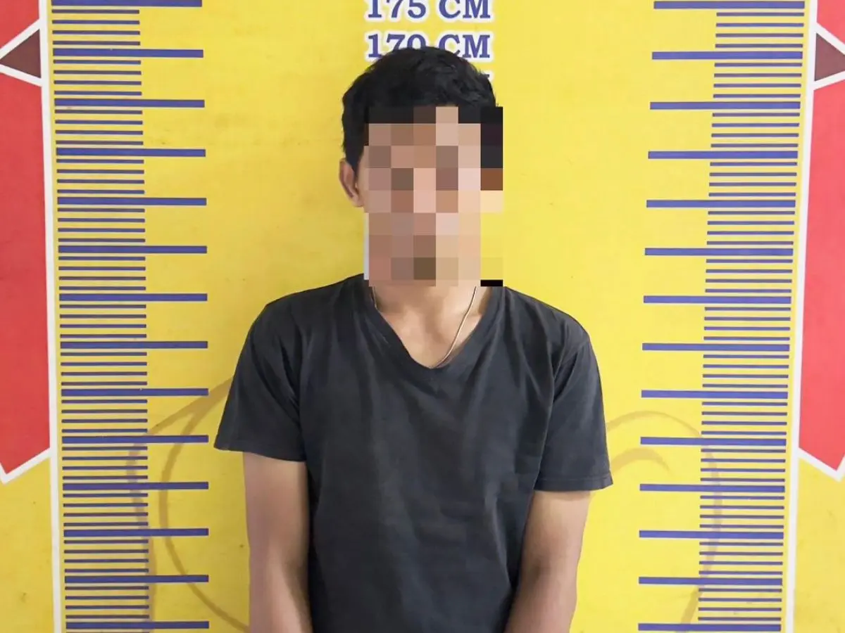 Salah satu tersangka peredaran narkotika jenis sabu melalui operasi undercover buy saat diamankan subdit II Ditresnarkoba Polda Sumsel