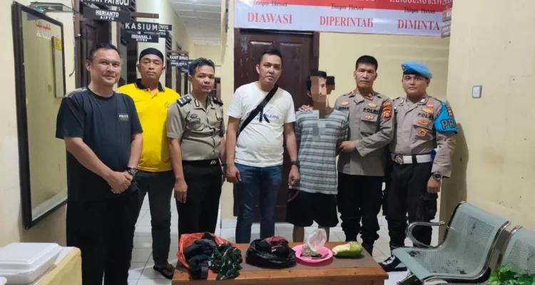 Satreskrim Polres OKU saat mengamankan pelaku Herdinata Bin Saparudin (29)