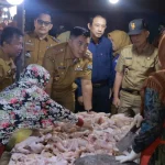 Sekretaris Daerah (Sekda) Kota Palembang, Aprizal Hasyim melakukan peninjauan langsung di Pasar Kilometer 5 (Km 5) Palembang bersama pihak terkait, termasuk Balai Besar Pengawas Obat dan Makanan (BBPOM)