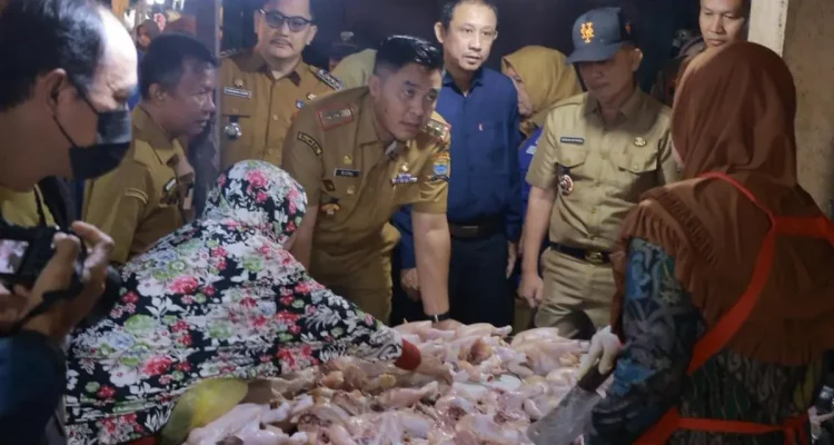 Sekretaris Daerah (Sekda) Kota Palembang, Aprizal Hasyim melakukan peninjauan langsung di Pasar Kilometer 5 (Km 5) Palembang bersama pihak terkait, termasuk Balai Besar Pengawas Obat dan Makanan (BBPOM)