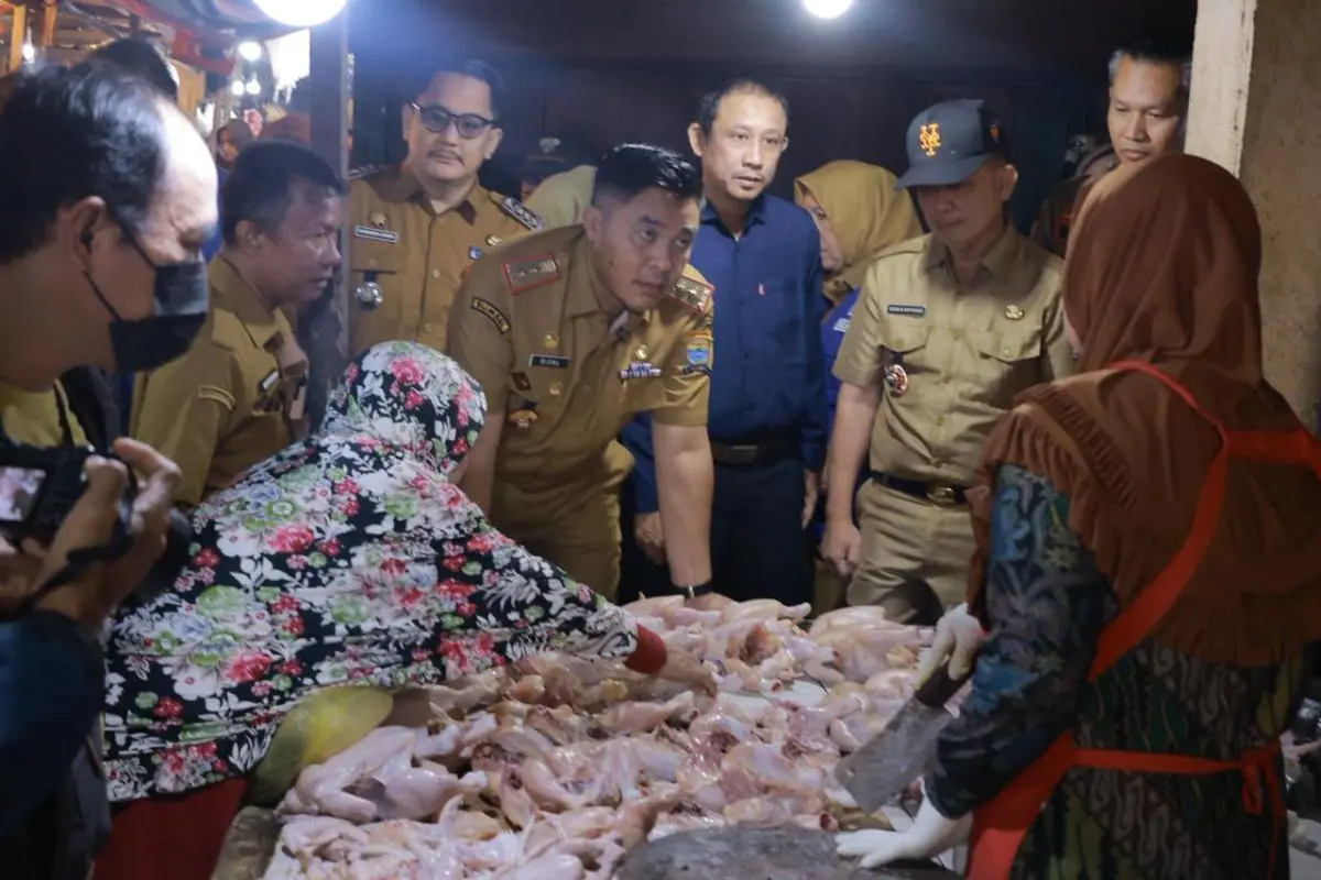 Sekretaris Daerah (Sekda) Kota Palembang, Aprizal Hasyim melakukan peninjauan langsung di Pasar Kilometer 5 (Km 5) Palembang bersama pihak terkait, termasuk Balai Besar Pengawas Obat dan Makanan (BBPOM)