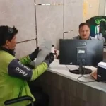 Seorang pengemudi ojol bernama Johan Wahyudi (46) saat melapor kehilangan sepeda motor di SPKT Polrestabes Palembang
