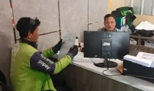 Seorang pengemudi ojol bernama Johan Wahyudi (46) saat melapor kehilangan sepeda motor di SPKT Polrestabes Palembang