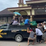 Tampak Personel Polsek Muara Pinang Kabupaten Empat Lawang memberikan pelayanan sosial dengan membantu pengantaran jenazah seorang warga menggunakan kendaraan patroli kepolisian