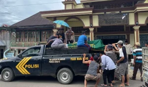 Tampak Personel Polsek Muara Pinang Kabupaten Empat Lawang memberikan pelayanan sosial dengan membantu pengantaran jenazah seorang warga menggunakan kendaraan patroli kepolisian Tampak Personel Polsek Muara Pinang Kabupaten Empat Lawang memberikan pelayanan sosial dengan membantu pengantaran jenazah seorang warga menggunakan kendaraan patroli kepolisian