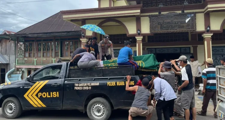 Tampak Personel Polsek Muara Pinang Kabupaten Empat Lawang memberikan pelayanan sosial dengan membantu pengantaran jenazah seorang warga menggunakan kendaraan patroli kepolisian