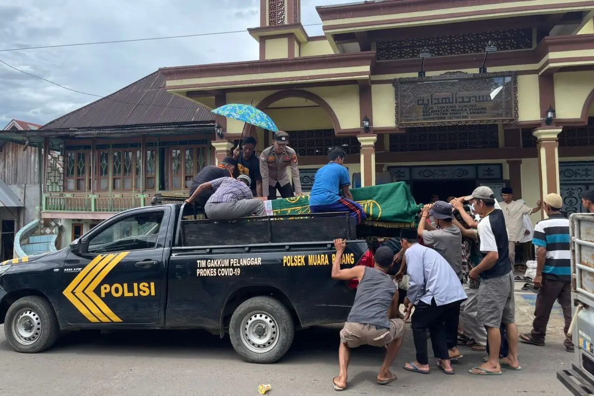 Tampak Personel Polsek Muara Pinang Kabupaten Empat Lawang memberikan pelayanan sosial dengan membantu pengantaran jenazah seorang warga menggunakan kendaraan patroli kepolisian