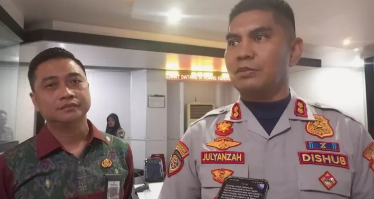 Kepala Bidang Pengawasan Operasional Lalu Lintas Dinas Perhubungan Kota Palembang, Julyanzah, didampingi Fungsional Madya Pengembang Kewirausahaan Dinas Koperasi dan UKM Kota Palembang, Efan Nopiansyah