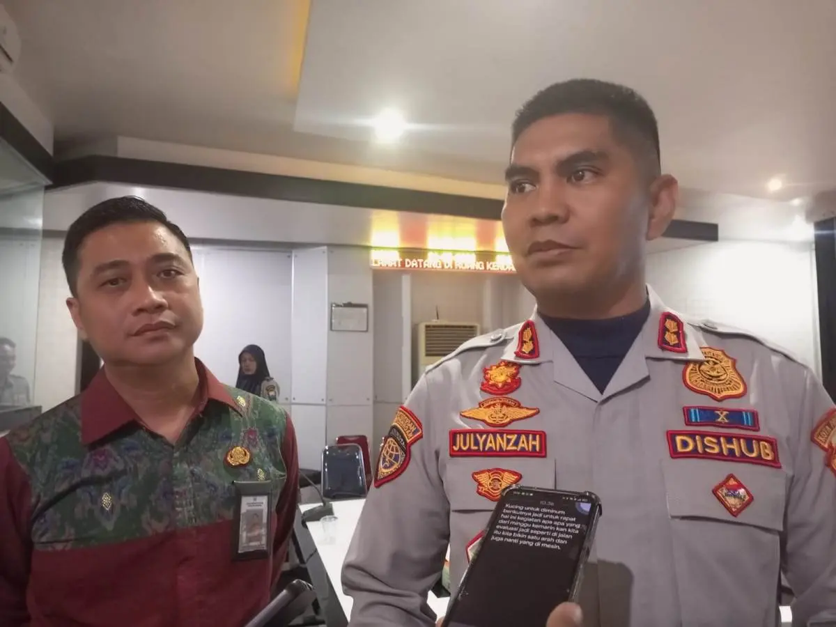 Kepala Bidang Pengawasan Operasional Lalu Lintas Dinas Perhubungan Kota Palembang, Julyanzah, didampingi Fungsional Madya Pengembang Kewirausahaan Dinas Koperasi dan UKM Kota Palembang, Efan Nopiansyah