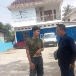 perwakilan MC-JK, Jhoni Antoni saat menunggu didepan Dapur MBG di Kemang Agung Kertapati