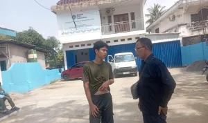 perwakilan MC-JK, Jhoni Antoni saat menunggu didepan Dapur MBG di Kemang Agung Kertapati
