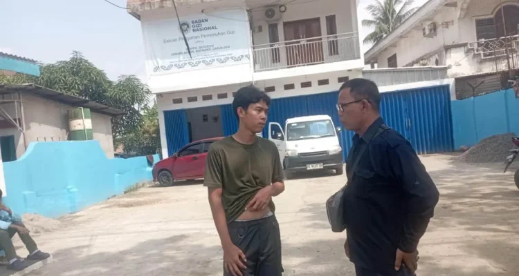 perwakilan MC-JK, Jhoni Antoni saat menunggu didepan Dapur MBG di Kemang Agung Kertapati