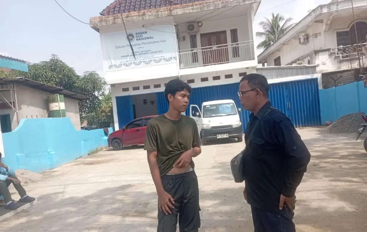 perwakilan MC-JK, Jhoni Antoni saat menunggu didepan Dapur MBG di Kemang Agung Kertapati