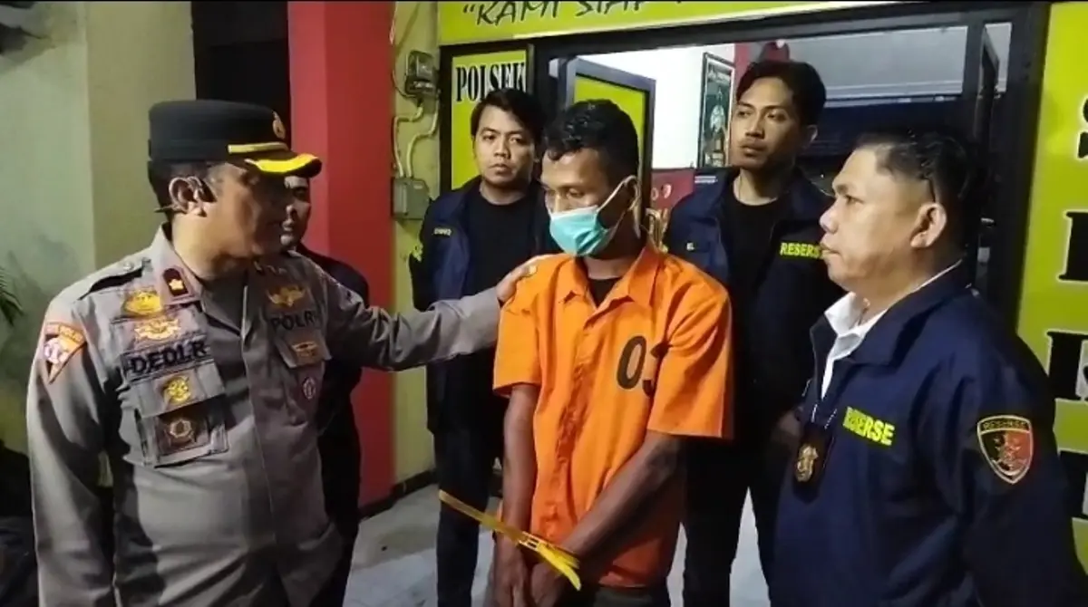 Unit Reskrim Polsek Seberang Ulu (SU) II Palembang saat mengamankan residivis kasus penjambretan bernama Angga Saputra (33), warga Lorong Sekolah, Kecamatan SU II Palembang