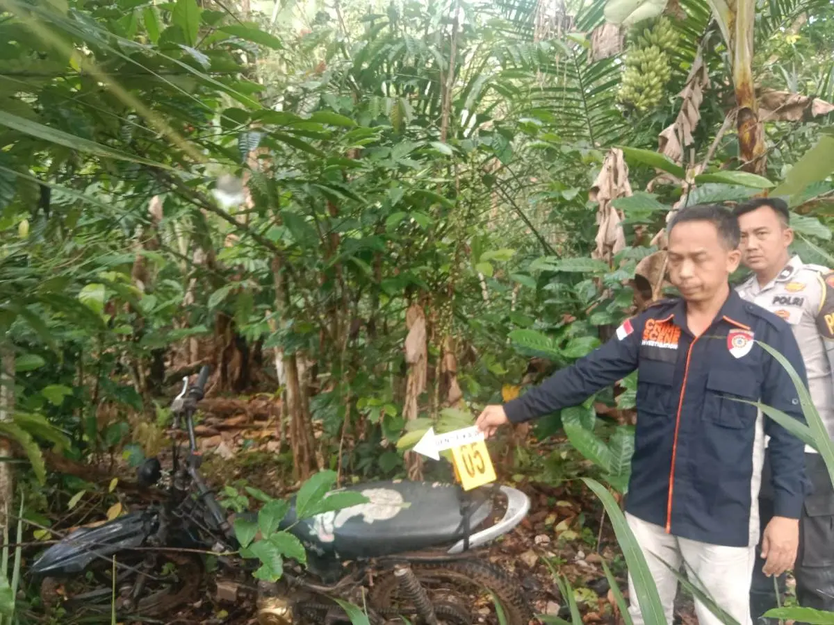 Personil kepolisian Polres OKU Selatan saat proses penyidikan kematian seorang pria di kawasan perkebunan kopi Desa Kota Aman, Kecamatan Buay Runjung, Kabupaten OKU Selatan
