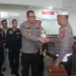 penyerahan empat jenazah korban kecelakaan kepada pihak keluarga oleh Tim Disaster Victim Identification (DVI) Polri bersama Biddokkes Polda Sumsel di Rumah Sakit Bhayangkara M Hasan Palembang, Sabtu (23/5/2026)