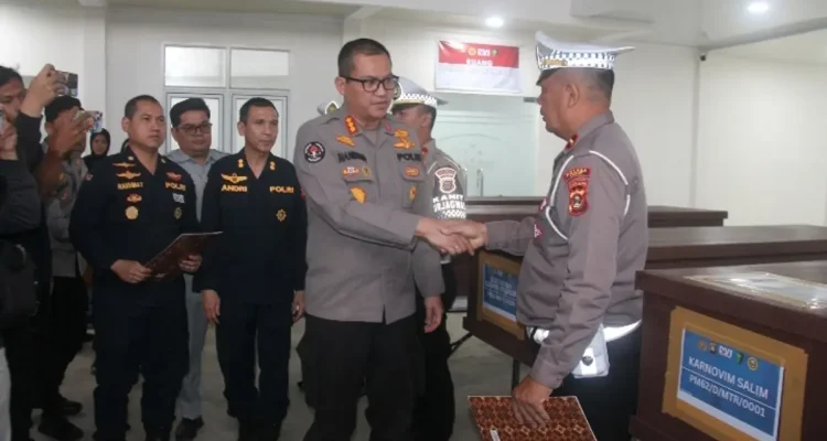 penyerahan empat jenazah korban kecelakaan kepada pihak keluarga oleh Tim Disaster Victim Identification (DVI) Polri bersama Biddokkes Polda Sumsel di Rumah Sakit Bhayangkara M Hasan Palembang, Sabtu (23/5/2026)