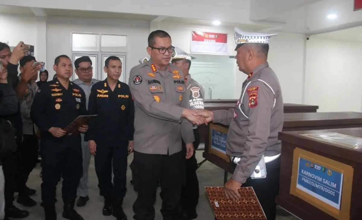 penyerahan empat jenazah korban kecelakaan kepada pihak keluarga oleh Tim Disaster Victim Identification (DVI) Polri bersama Biddokkes Polda Sumsel di Rumah Sakit Bhayangkara M Hasan Palembang, Sabtu (23/5/2026)