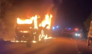 bus AKAP PO Palala nomor polisi BA 7035 PU jurusan Jakarta-Padang terbakar di Jalintim Palembang–Jambi