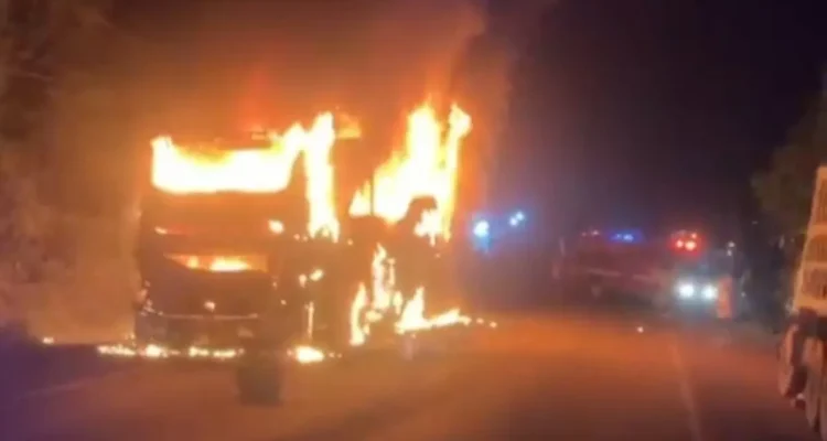 bus AKAP PO Palala nomor polisi BA 7035 PU jurusan Jakarta-Padang terbakar di Jalintim Palembang–Jambi