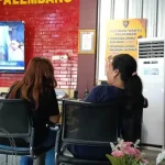 korban berinisial AS (50) saat mendatangi Sentral Pelayanan Kepolisian Terpadu (SPKT) Polrestabes Palembang