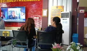 korban berinisial AS (50) saat mendatangi Sentral Pelayanan Kepolisian Terpadu (SPKT) Polrestabes Palembang korban berinisial AS (50) saat mendatangi Sentral Pelayanan Kepolisian Terpadu (SPKT) Polrestabes Palembang