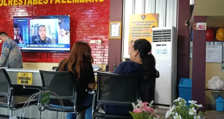 korban berinisial AS (50) saat mendatangi Sentral Pelayanan Kepolisian Terpadu (SPKT) Polrestabes Palembang