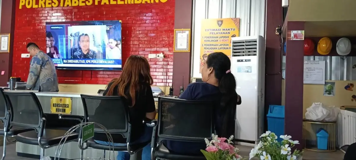 korban berinisial AS (50) saat mendatangi Sentral Pelayanan Kepolisian Terpadu (SPKT) Polrestabes Palembang