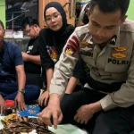 personel Direktorat Kepolisian Perairan dan Udara (Ditpolairud) Polda Sumatera Selatan, Bripda M. Kadapi saat mengunjungi rumah duka di Palembang