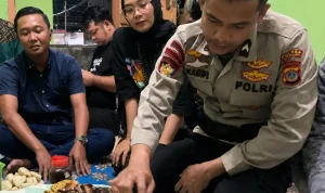 personel Direktorat Kepolisian Perairan dan Udara (Ditpolairud) Polda Sumatera Selatan, Bripda M. Kadapi saat mengunjungi rumah duka di Palembang personel Direktorat Kepolisian Perairan dan Udara (Ditpolairud) Polda Sumatera Selatan, Bripda M. Kadapi saat mengunjungi rumah duka di Palembang
