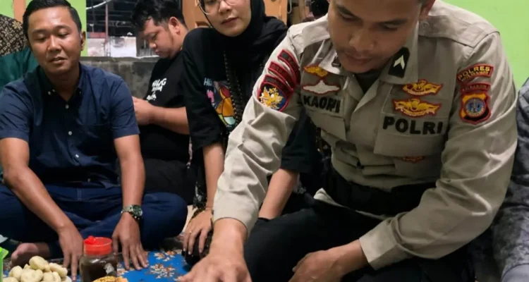 personel Direktorat Kepolisian Perairan dan Udara (Ditpolairud) Polda Sumatera Selatan, Bripda M. Kadapi saat mengunjungi rumah duka di Palembang