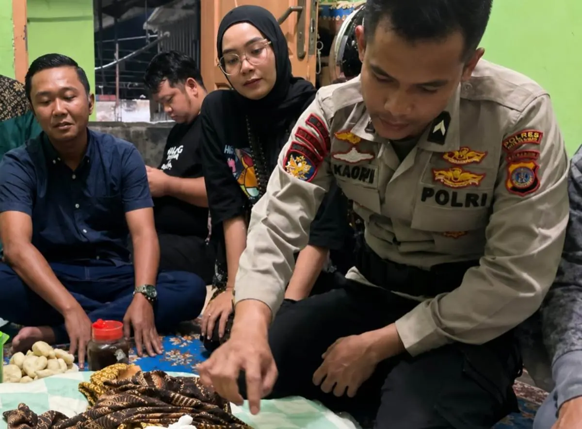 personel Direktorat Kepolisian Perairan dan Udara (Ditpolairud) Polda Sumatera Selatan, Bripda M. Kadapi saat mengunjungi rumah duka di Palembang
