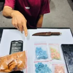 tersangka berinisial RS (27) menunjuk narkotika jenis sabu seberat 100 gram dan 300 butir pil ekstasi saat diamankan Direktorat Reserse Narkoba (Ditresnarkoba) Polda Sumsel