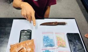 tersangka berinisial RS (27) menunjuk narkotika jenis sabu seberat 100 gram dan 300 butir pil ekstasi saat diamankan Direktorat Reserse Narkoba (Ditresnarkoba) Polda Sumsel
