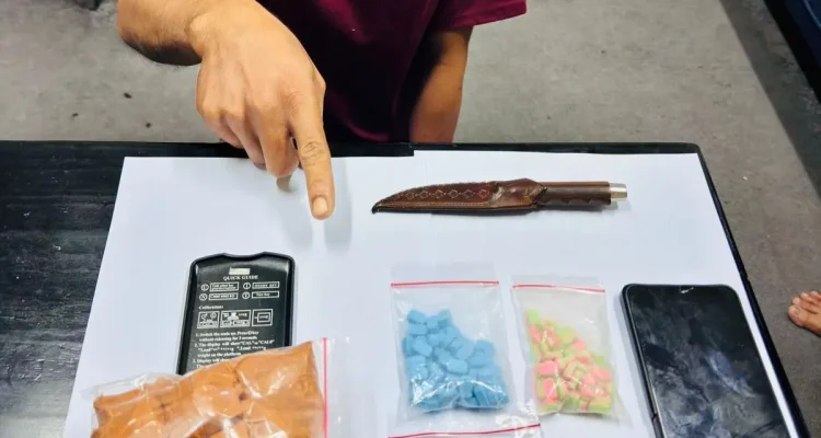 tersangka berinisial RS (27) menunjuk narkotika jenis sabu seberat 100 gram dan 300 butir pil ekstasi saat diamankan Direktorat Reserse Narkoba (Ditresnarkoba) Polda Sumsel