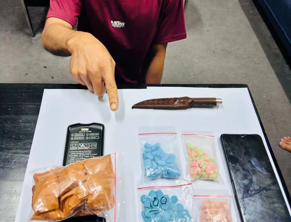 tersangka berinisial RS (27) menunjuk narkotika jenis sabu seberat 100 gram dan 300 butir pil ekstasi saat diamankan Direktorat Reserse Narkoba (Ditresnarkoba) Polda Sumsel
