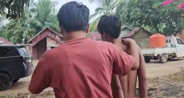 ABH saat diamankan Satreskrim Polres PALI dikediamannya di Desa Sungai Ibul Kecamatan Talang Ubi Kabupaten PALI