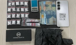 Barang bukti sabu, hp dan uang tunai salah satu tersangka disita polrestabes palembang Barang bukti sabu, hp dan uang tunai salah satu tersangka disita polrestabes palembang