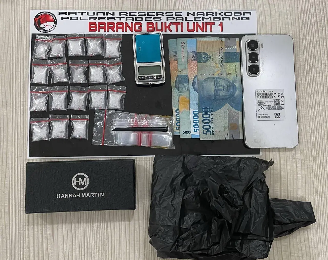 Barang bukti sabu, hp dan uang tunai salah satu tersangka disita polrestabes palembang