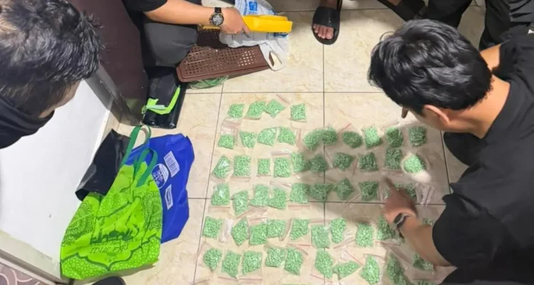 Ditresnarkoba Pold Sumsel, Bea Cukai Sumbagtim, dan NIC Bareskrim Polri menyita barang bukti 11.443 butir pil ekstasi dan sabu seberat total 1.399,47 gram