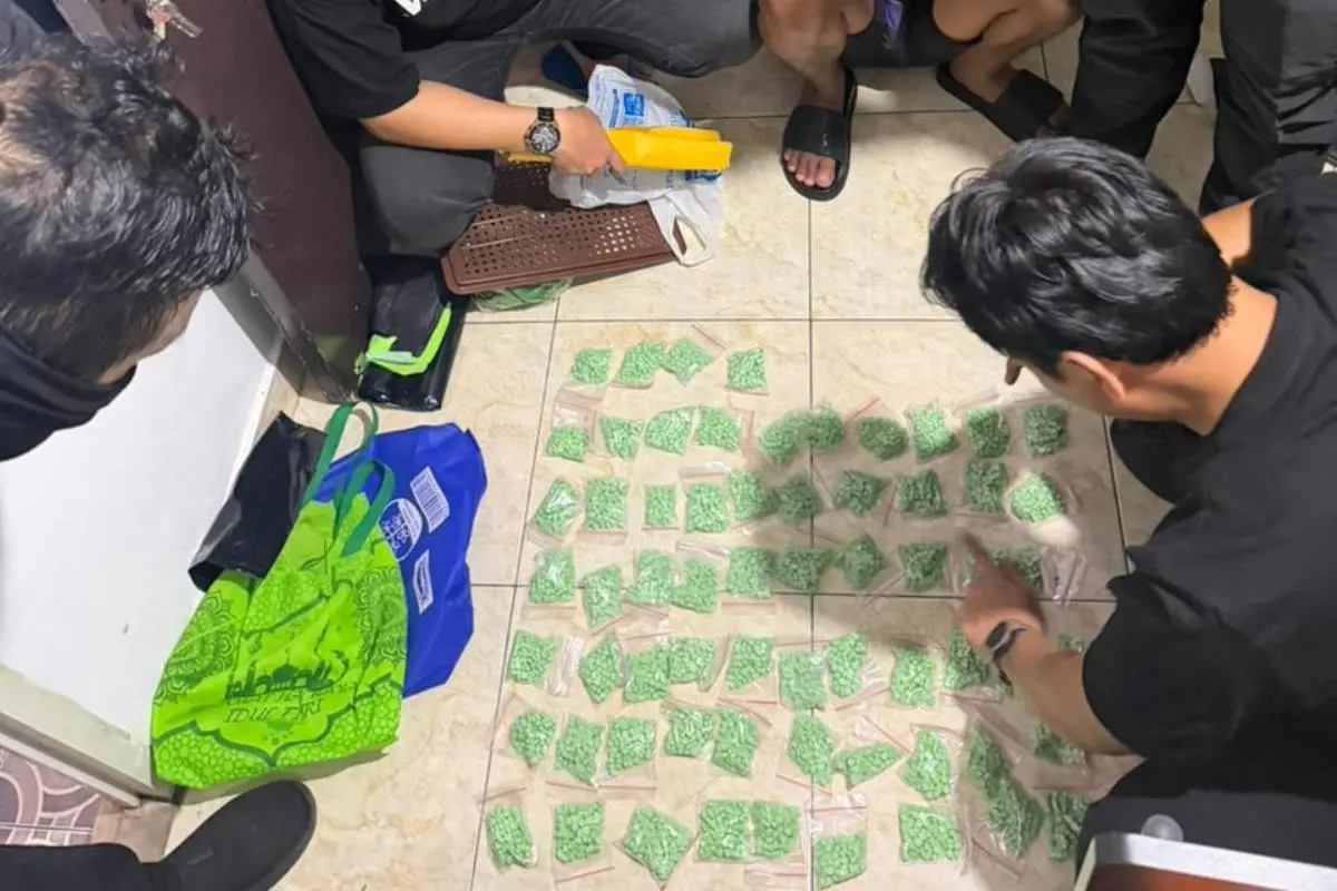 Ditresnarkoba Pold Sumsel, Bea Cukai Sumbagtim, dan NIC Bareskrim Polri menyita barang bukti 11.443 butir pil ekstasi dan sabu seberat total 1.399,47 gram