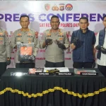 Kapolres OKI beserta jajaran saat tunjukkan barang bukti